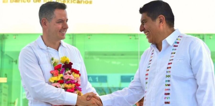 Sella AMLO alternancia de terciopelo Murat-Jara: Alfredo Martínez de Aguilar