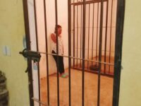 Encarcelan a una directora de primaria en Lovani por falta de docentes