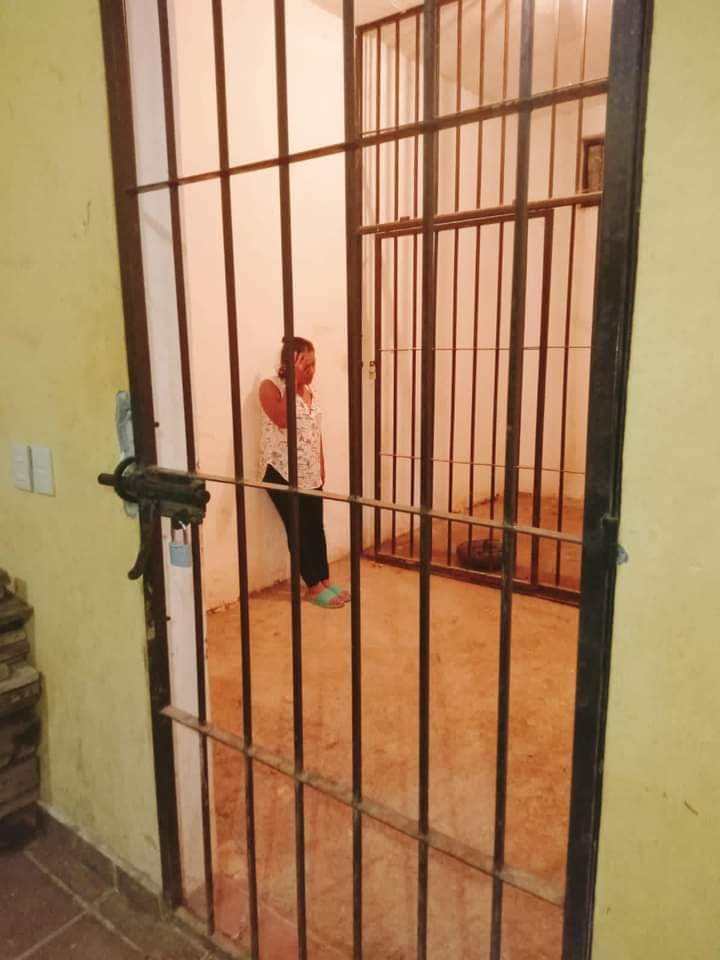 Encarcelan a una directora de primaria en Lovani por falta de docentes