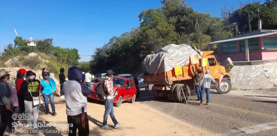 Retiran bloqueo en Monjas