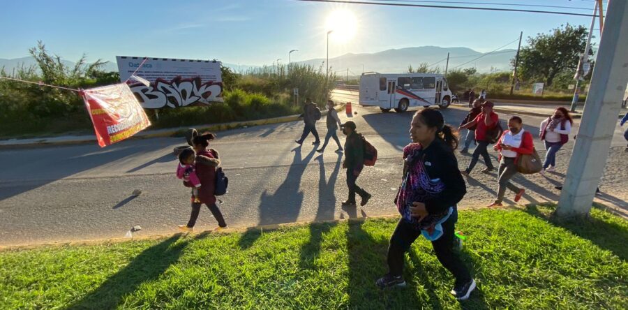 Pobladores de Xoxocotlán bloquean para exigir cancelen basurero clandestino en la colonia Juquilita