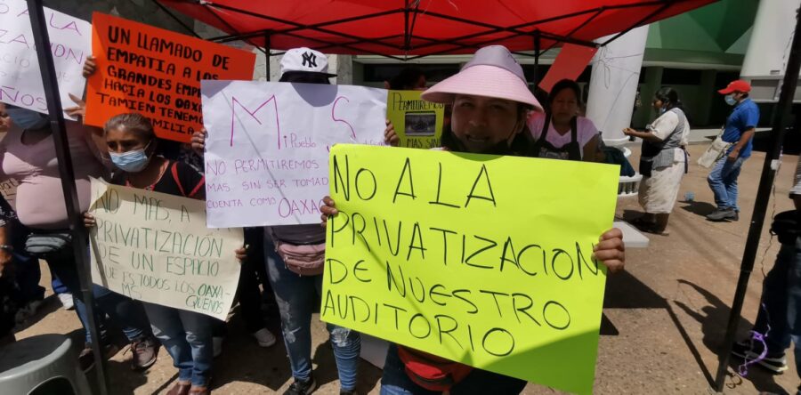 Comerciantes de la 14 de Junio exigen permisos para vender en el exterior del Auditorio Guelaguetza