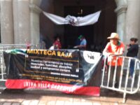 Continúan las organizaciones sociales en el Palacio de Gobierno