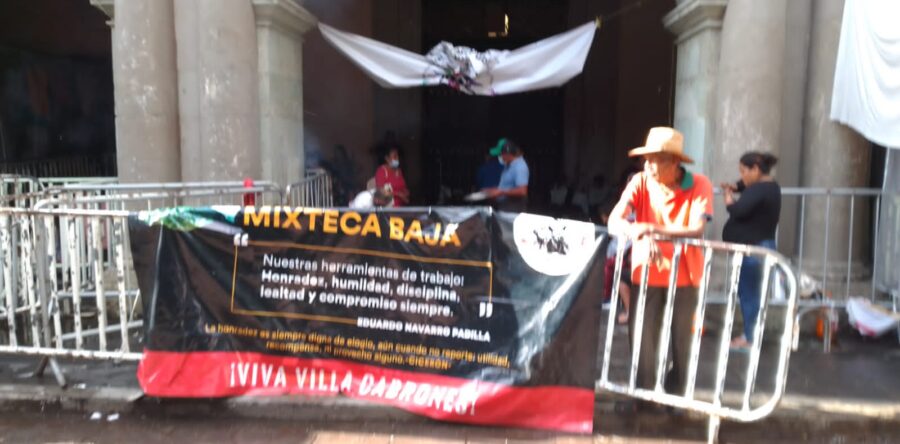 Continúan las organizaciones sociales en el Palacio de Gobierno