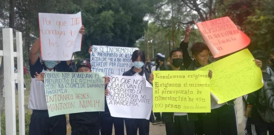 Marchan estudiantes del internado de Reyes Mantecón para exigir atención a sus demandas