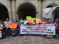 Protestan damnificados por los sismos en el Palacio de Gobierno