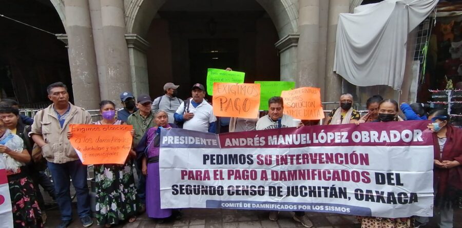 Protestan damnificados por los sismos en el Palacio de Gobierno