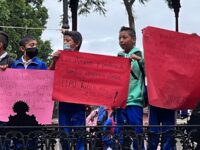 Padres de familia, alumnos y docentes exigen clases en la primaria “La Luz del Saber”