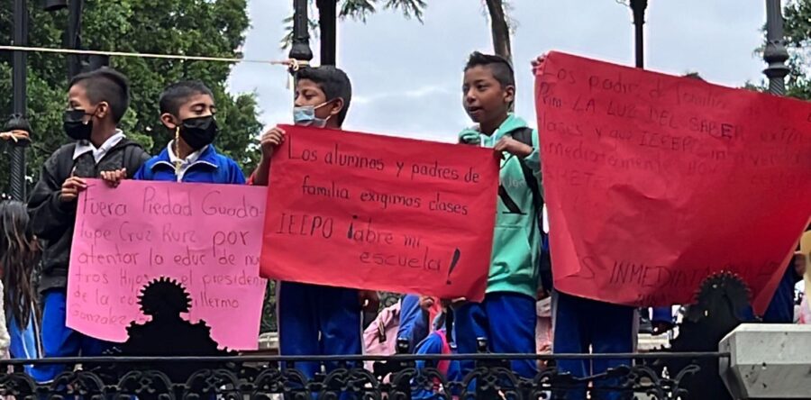 Padres de familia, alumnos y docentes exigen clases en la primaria “La Luz del Saber”