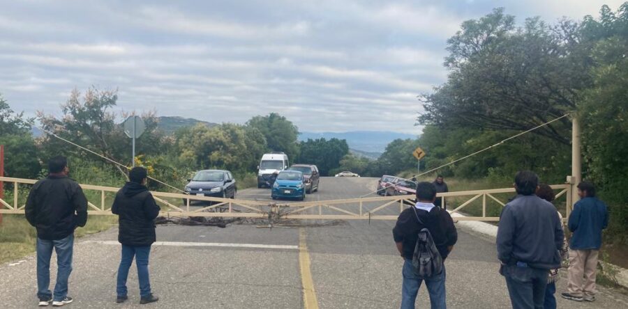 Protestan trabajadores del INAH en Monte Albán