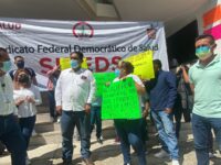 Protestan trabajadores de salud en la colonia Reforma