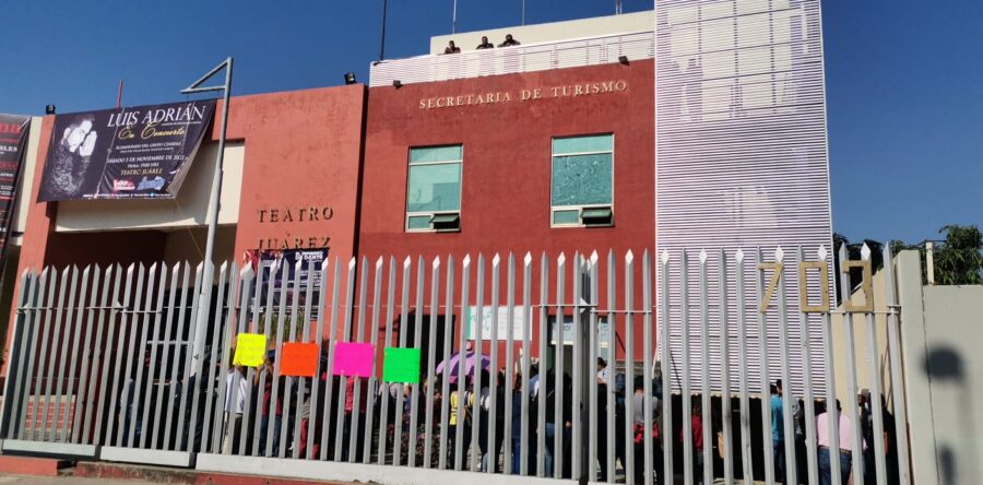 Trabajadores de la Secretaría de Turismo protestan en sus oficinas