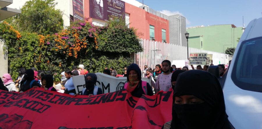 Marchan estudiantes de normales rurales en Oaxaca