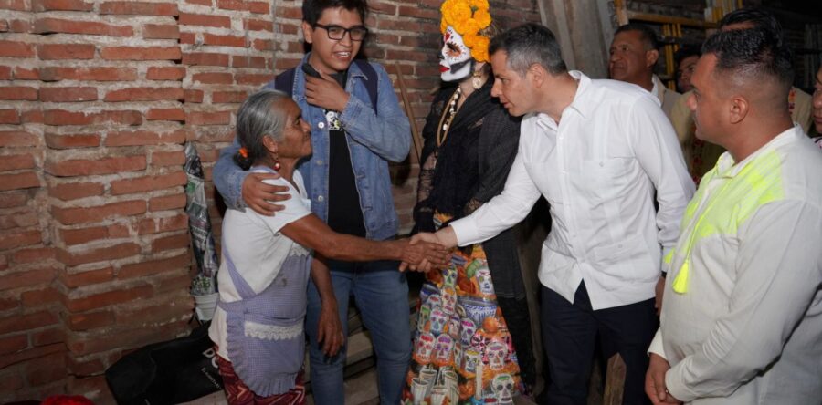 Junto a familias oaxaqueñas, disfruta Alejandro Murat de la tradicional celebración de Día de Muertos