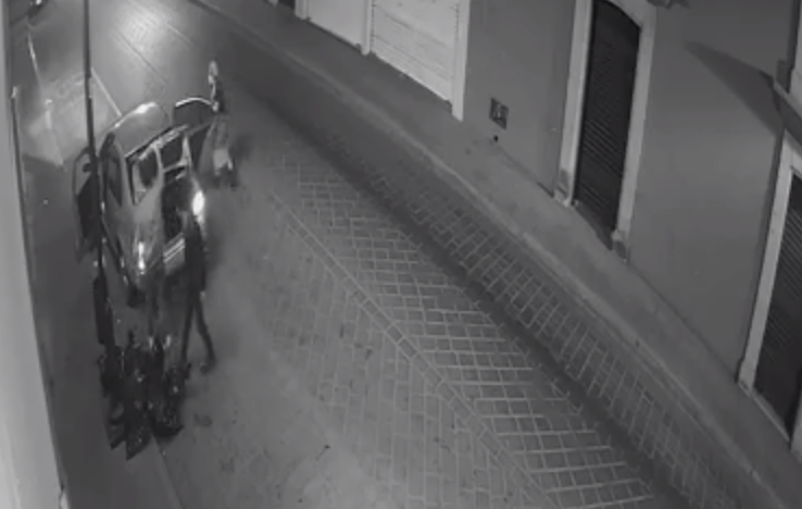 Sin temor a sanciones jóvenes arrojan basura en calle de Oaxaca