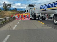 FPR bloquea la autopista a la altura de Nochixtlán
