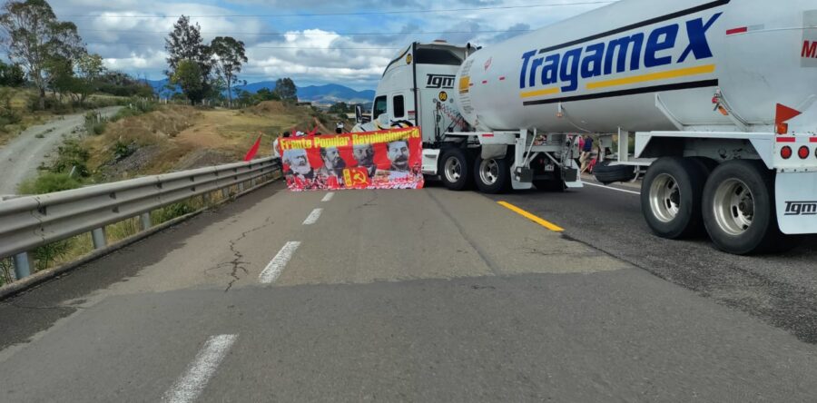 FPR bloquea la autopista a la altura de Nochixtlán