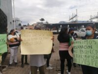 Colonos de La Peña en Ixtlahuaca protestaron en la CFE en Periférico