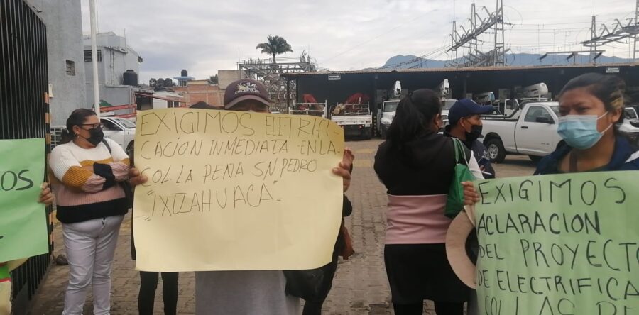 Colonos de La Peña en Ixtlahuaca protestaron en la CFE en Periférico