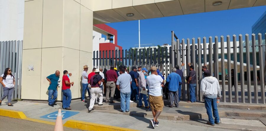 Protestan transportistas de Huazolotitlán en el Congreso del Estado