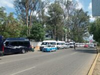 Protestan transportistas en la SCT