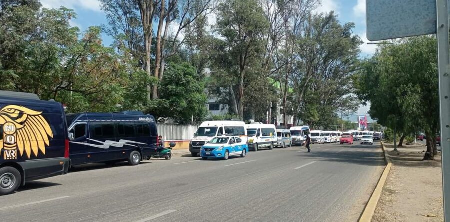 Protestan transportistas en la SCT