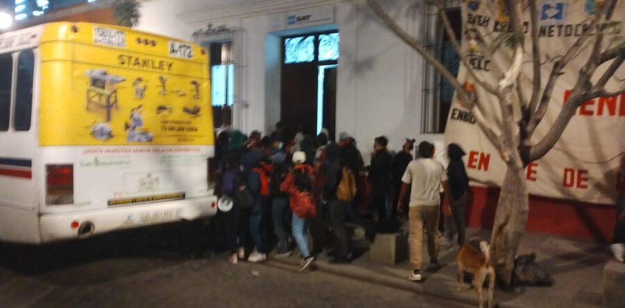 Normalistas liberan a trabajadores del SAT, protestan contra la malla curricular 2022