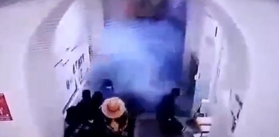 Lesionan normalistas a trabajador federal; presenta quemaduras en el brazo