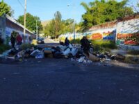Vecinos de la avenida las Etnias con bolsas de basura cierran la vialidad