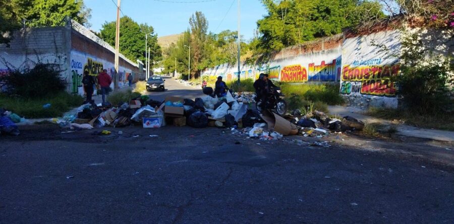 Vecinos de la avenida las Etnias con bolsas de basura cierran la vialidad