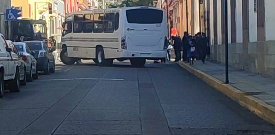 Egresados de la ENSFO realizan bloqueos en el centro de la ciudad