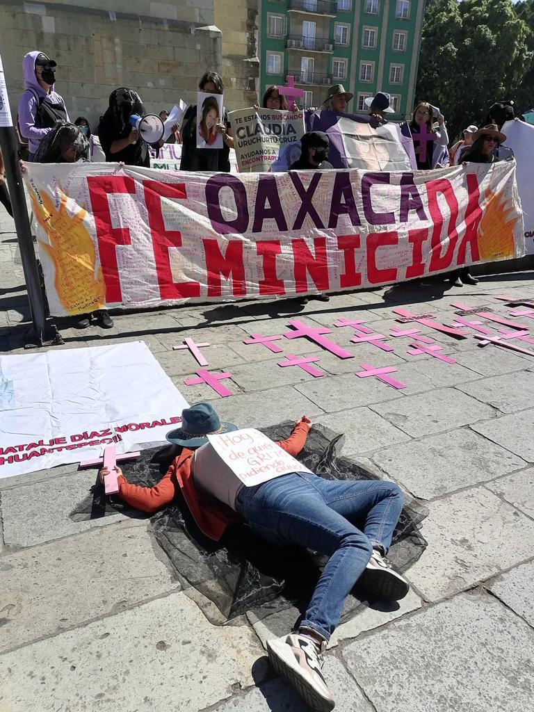 Marchan mujeres en Oaxaca para exigir un alto a la violencia feminicida