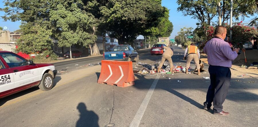 Quitan basura que los vecinos fueron a dejar en la Avenida Símbolos Patrios
