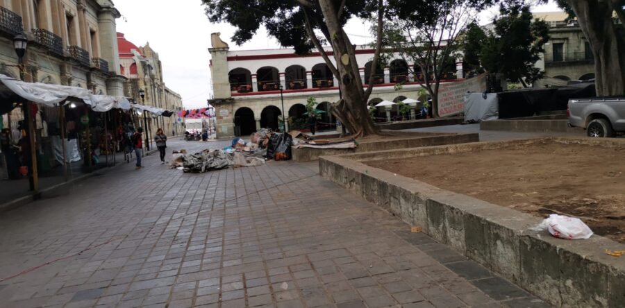 UACOL y desplazados de San Mateo del Mar se retiran del zócalo de la ciudad
