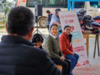 Continúa la entrega de ropa abrigadora en comunidades de Oaxaca: DIF estatal