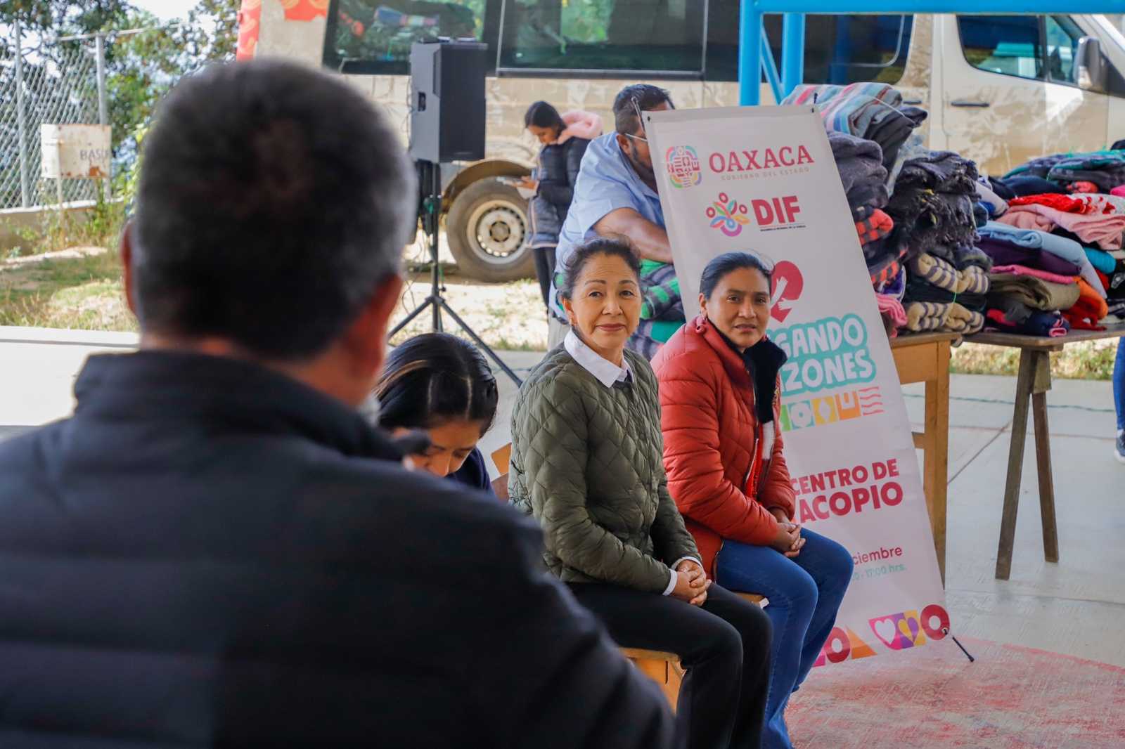 Continúa la entrega de ropa abrigadora en comunidades de Oaxaca: DIF estatal