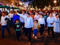 Enciende Salomón Jara “Árbol de la Regeneración de la Esperanza” en el Zócalo de Oaxaca