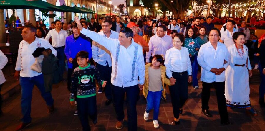 Enciende Salomón Jara “Árbol de la Regeneración de la Esperanza” en el Zócalo de Oaxaca