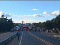 Ejidatarios de El Tule bloquean la carretera 190