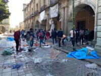 Limpian el zócalo de la ciudad de puestos ambulantes