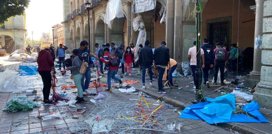 Limpian el zócalo de la ciudad de puestos ambulantes