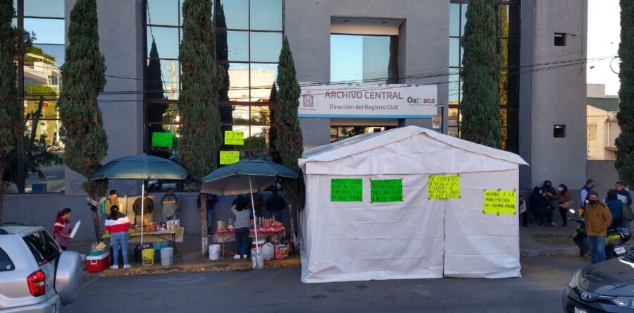 Continúa protestan trabajadores del Registro Civil en el Archivo Central