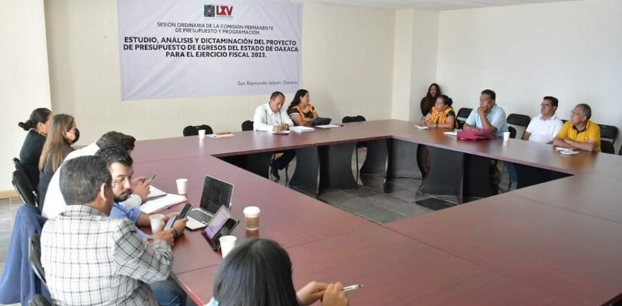 Damnificados por los sismos buscan apoyo del gobierno estatal y de diputados