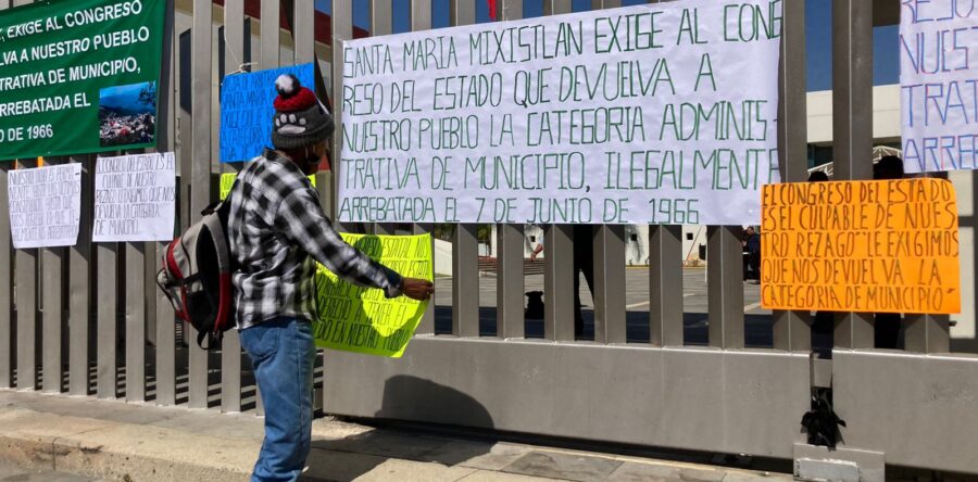 Protestan habitantes de Santa María Mixistlán en el Congreso de Oaxaca