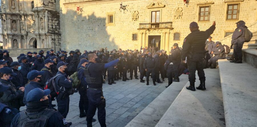 Protestan policías municipales de Oaxaca de Juárez y piden mejoras laborales