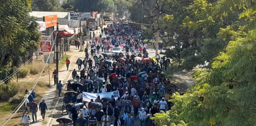 Marcha la Sección 22 en Oaxaca a 43 años de la creación de la CNTE