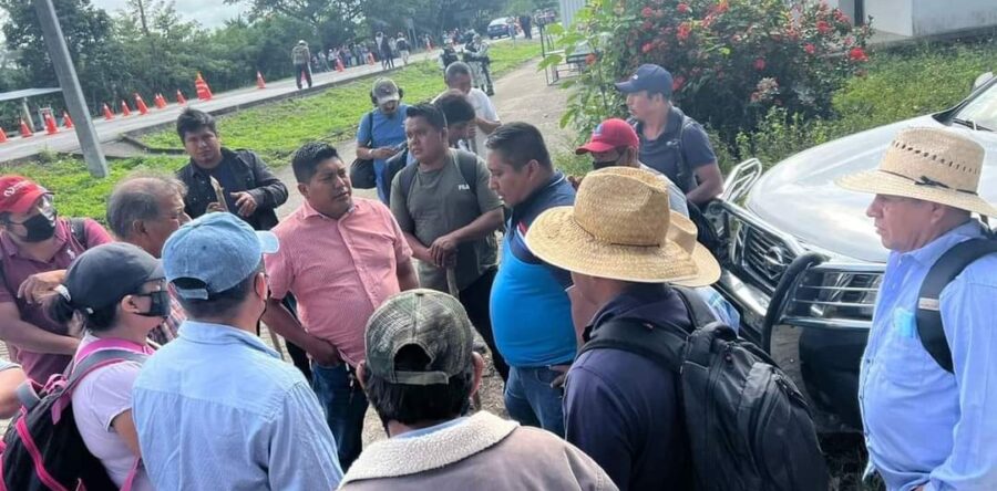 Con bloqueo habitantes de San Juan Mazatlán exigen la entrega de recursos públicos