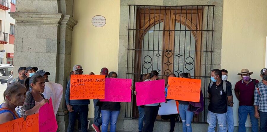 Denuncian al edil de La Reforma por desvío de recursos y violencia de género