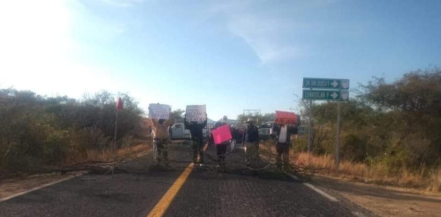 Bloqueo en la carretera Huajuapan-Tehuacán