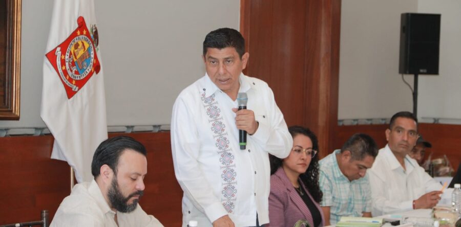 Entrega San Vicente Coatlán al Gobernador Salomón Jara su Carta de Intención para la Paz y Reconciliación de los Pueblos Hermanos